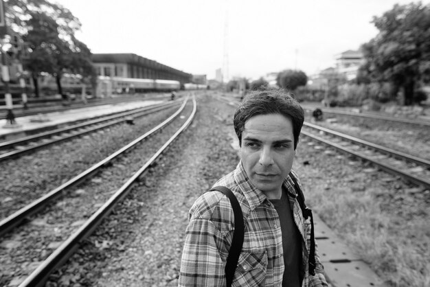 Portrait de bel homme touriste persan passer des vacances et explorer la ville de Bangkok en noir et blanc