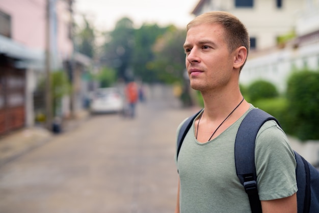 Portrait de bel homme touristique dans les rues à l'extérieur