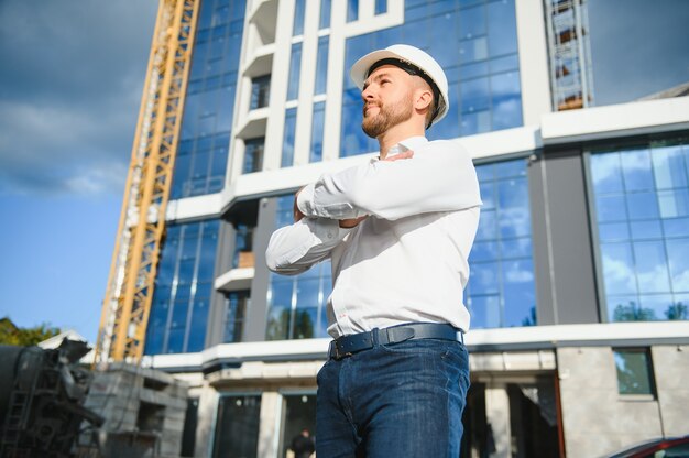 Portrait d'un bel ingénieur au travail