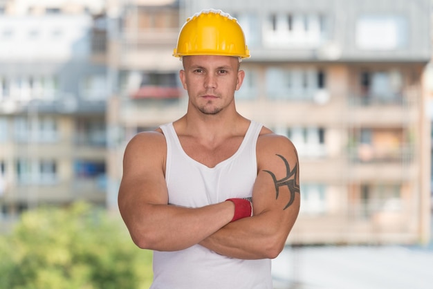 Photo portrait de bel ingénieur avec casque jaune