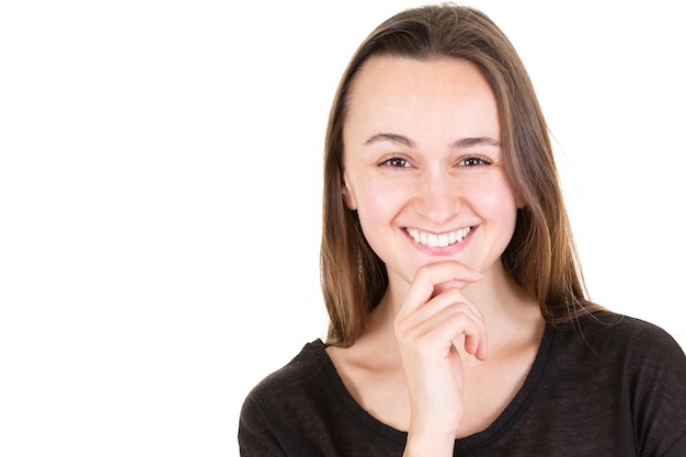Portrait d'une belle adolescente souriante isolée sur fond blanc avec espace de copie à gauche de l'image