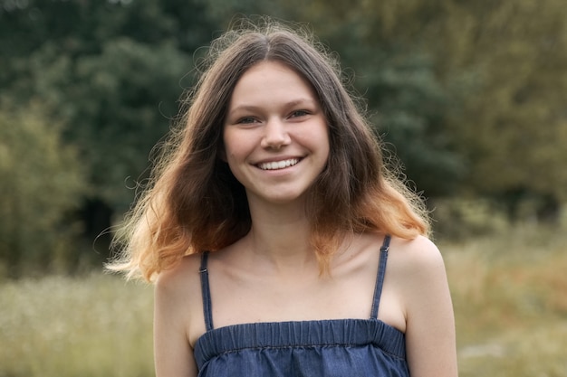 Portrait de la belle adolescente souriante joyeuse de 15 ans