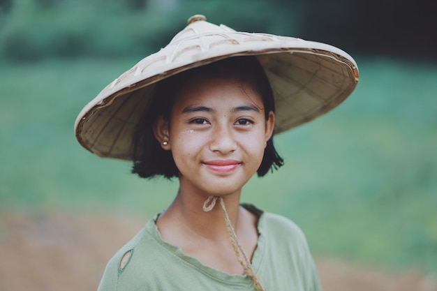 Photo portrait d'une belle agricultrice birmane au myanmar