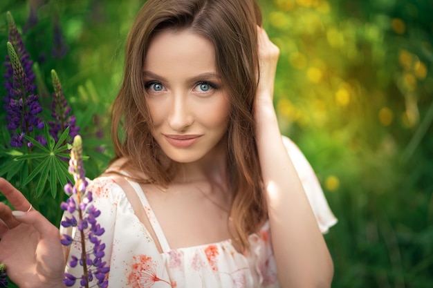 Portrait d'une belle belle fille dans un champ de lupin