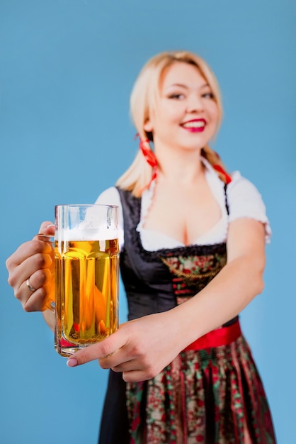 Photo portrait de belle blonde femme souriante gaie en robe traditionnelle bavaroise allemagne europe