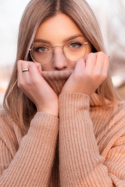 Portrait d'une belle blonde