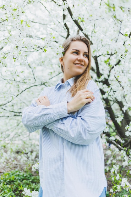 Portrait de la belle dame romantique en fleurs de pommiers