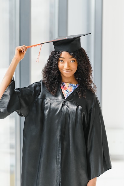 Portrait de la belle diplômée afro-américaine