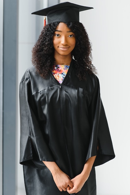 Portrait de la belle diplômée afro-américaine