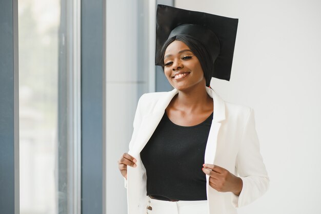 Portrait de la belle diplômée afro-américaine