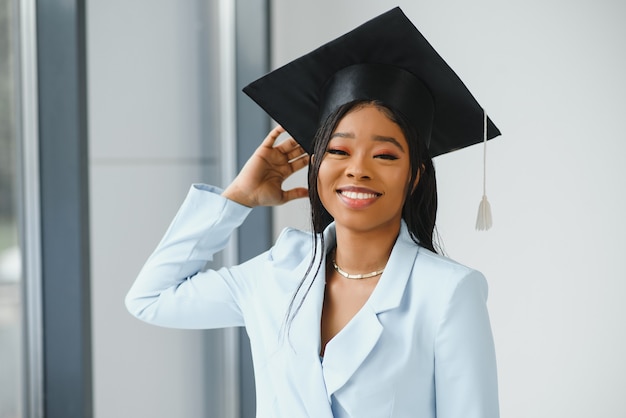 Portrait de la belle diplômée afro-américaine