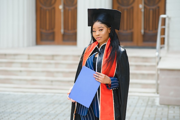 Portrait de la belle diplômée afro-américaine