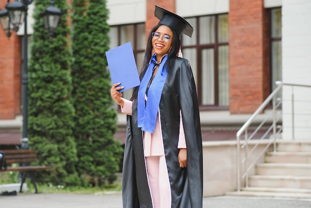 Portrait de la belle diplômée afro-américaine