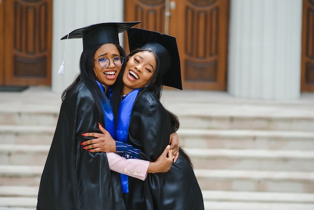 Portrait de la belle diplômée afro-américaine