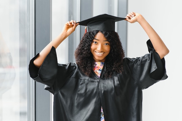 Portrait de la belle diplômée afro-américaine