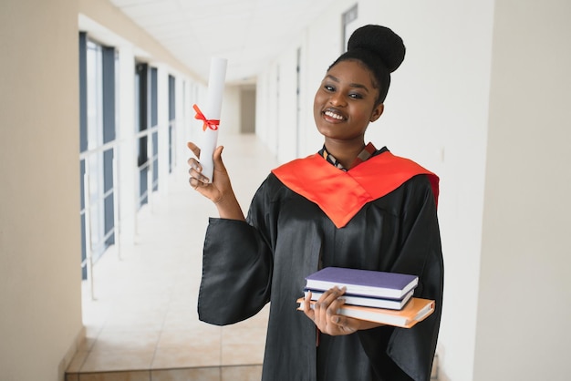 Portrait d'une belle diplômée afro-américaine