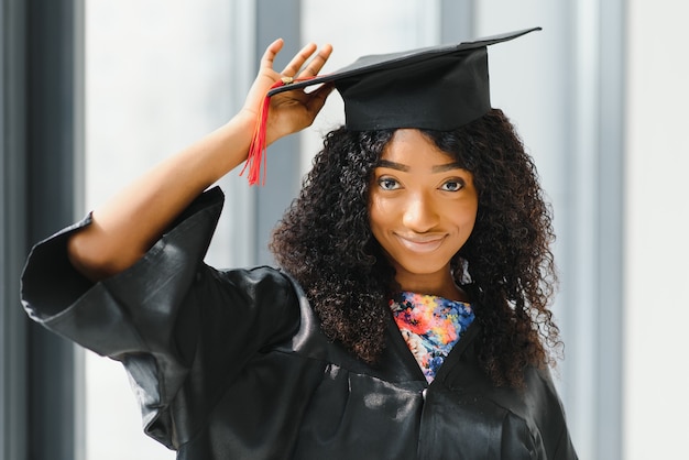 Portrait de la belle diplômée afro-américaine