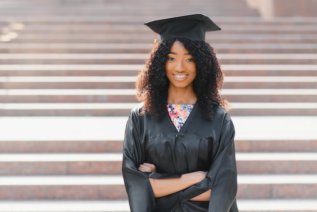 Portrait de la belle diplômée afro-américaine