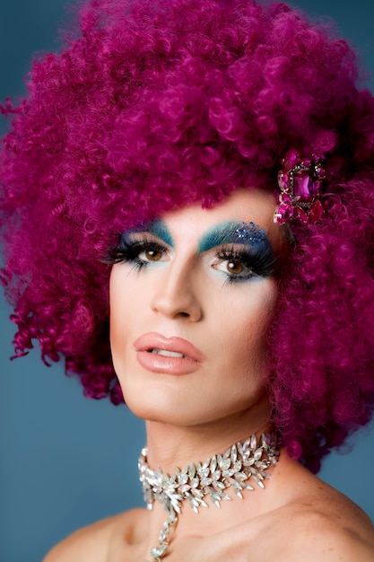 Portrait d'une belle drag queen maquillée et perruque