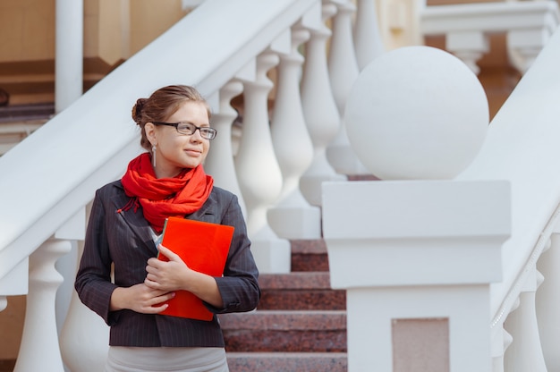 Portrait d'une belle étudiante à l'université