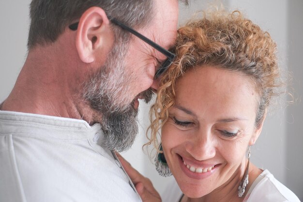 Portrait d'une belle famille mature Un couple caucasien s'étreignant tendrement en échangeant des câlins