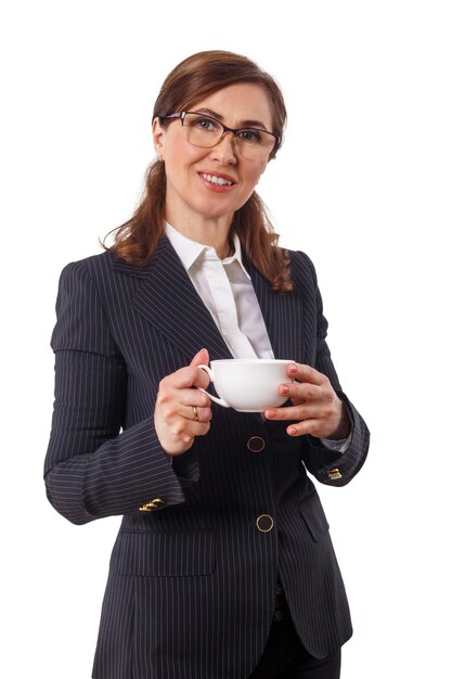 Portrait d'une belle femme d'affaires de 50 oreilles avec une tasse de café au bureau