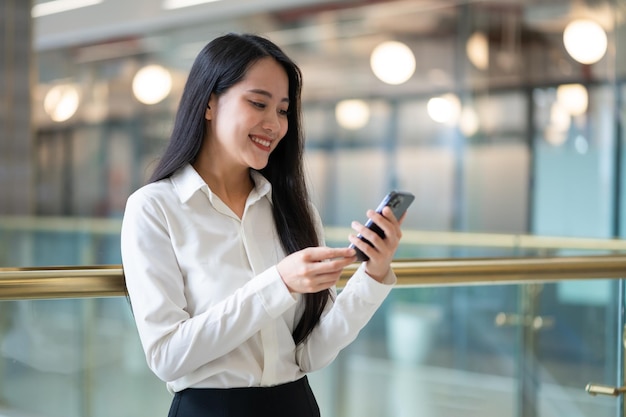 Portrait d'une belle femme d'affaires asiatique au travail