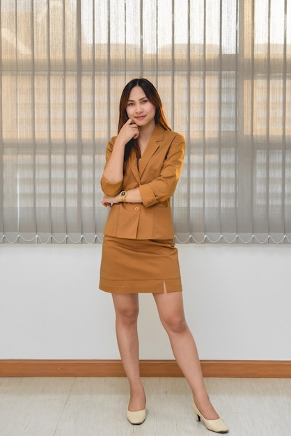 Portrait d'une belle femme d'affaires asiatique portant une robe jaune dans un bureauLes gens de Thaïlande portent des uniformes de dames