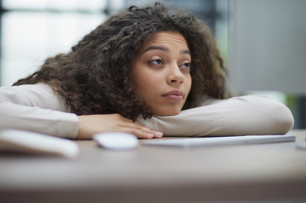 Portrait d'une belle femme d'affaires dormant sur la table au bureau