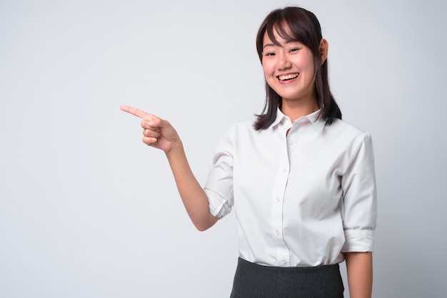 Portrait de la belle femme d'affaires japonaise sur blanc