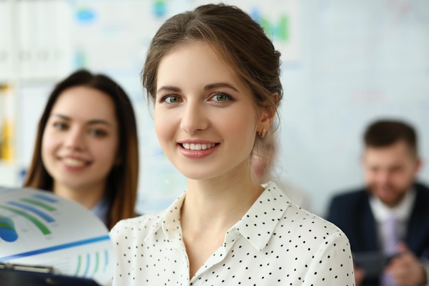 Portrait d'une belle femme d'affaires lors d'une présentation avec une équipe de gens d'affaires