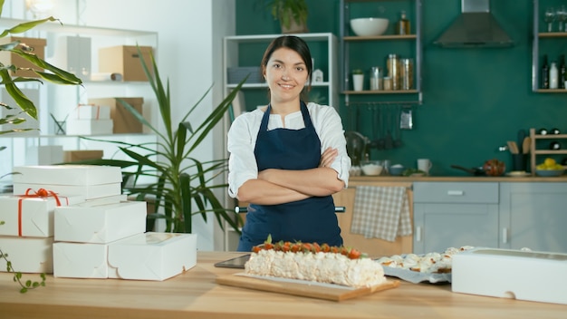 Portrait d'une belle femme d'affaires réussie de chef pâtissier heureux