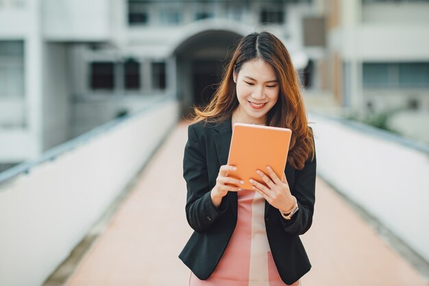 Portrait d'une belle femme d'affaires satisfaite authentique regardant la caméra