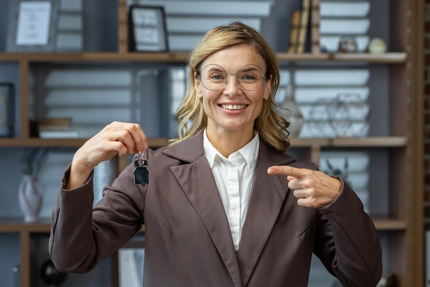 Portrait d'une belle femme d'affaires senior courtier immobilier agent immobilier debout dans le bureau