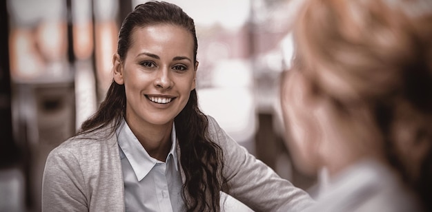 Photo portrait d'une belle femme d'affaires souriante