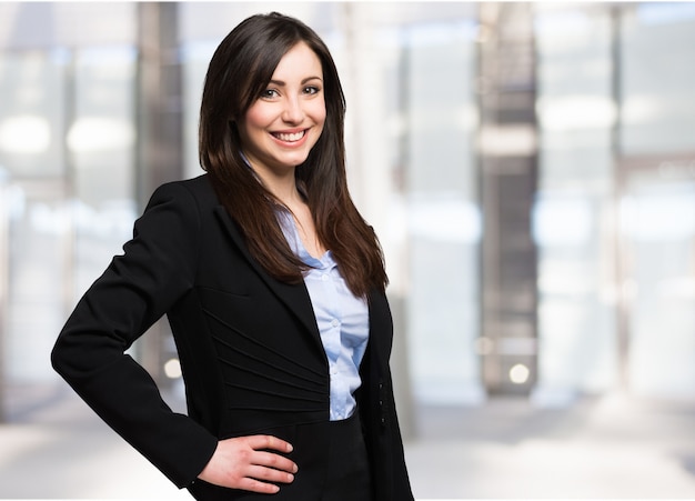 Portrait d&#39;une belle femme d&#39;affaires souriante