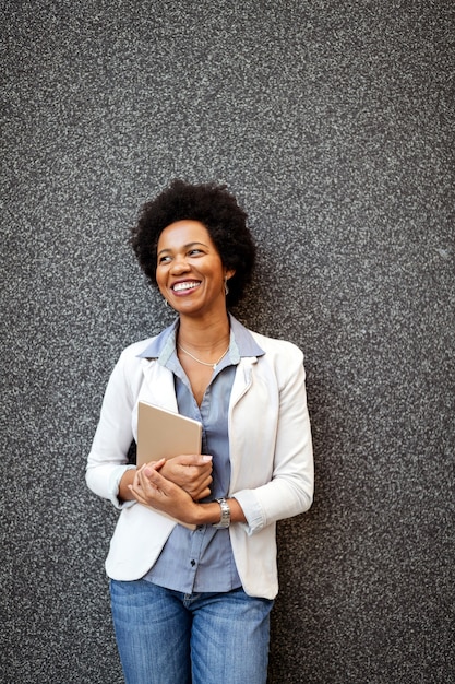 Portrait de belle femme d'affaires avec tablette numérique en plein air en ville