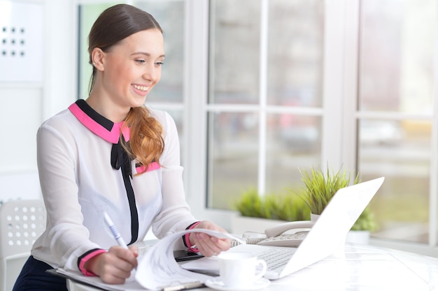 Portrait d'une belle femme d'affaires utilisant un ordinateur portable