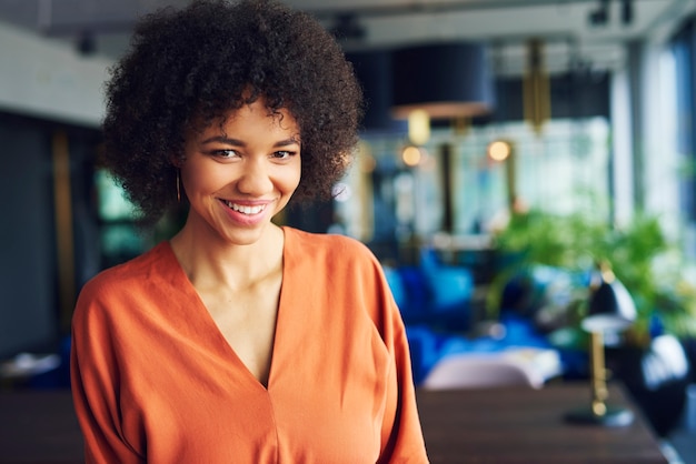 Portrait de belle femme afro-américaine au bureau