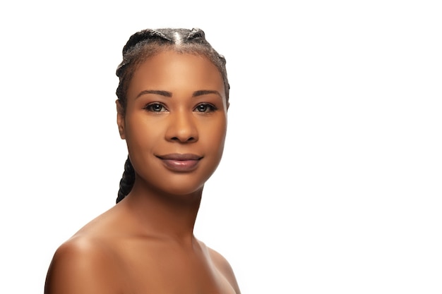 Portrait de la belle femme afro-américaine isolée sur fond de studio blanc.