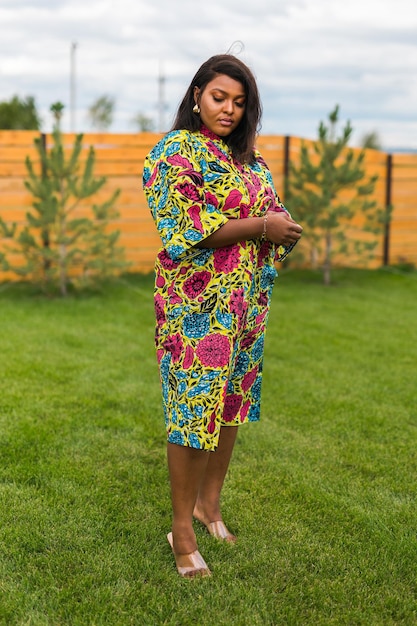 Portrait d'une belle femme afro-américaine s'amusant sur le portrait extérieur d'un village ou d'une banlieue