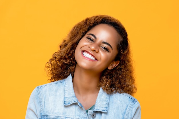 Photo portrait d'une belle femme afro-américaine souriante isolée sur fond jaune