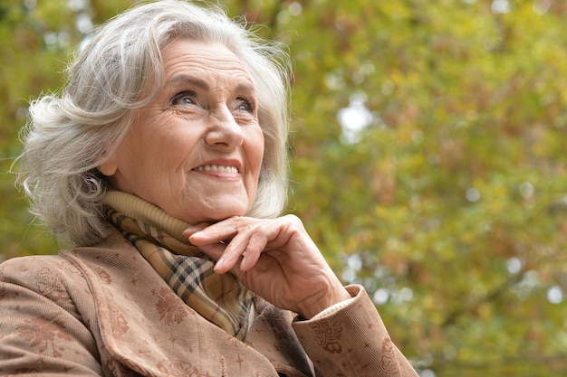 Portrait d'une belle femme d'âge moyen dans le parc d'automne