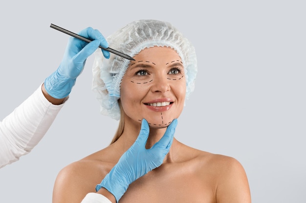 Photo portrait d'une belle femme d'âge moyen portant une casquette médicale