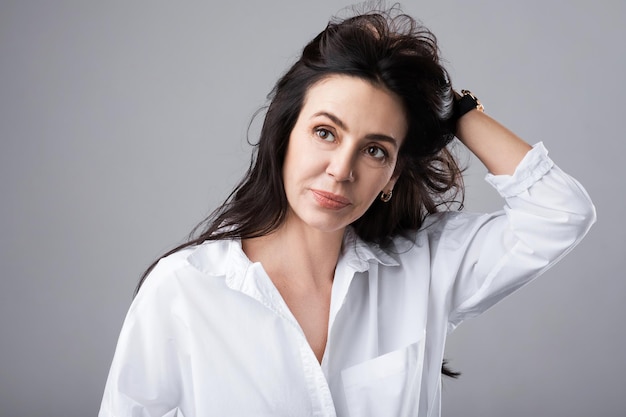 Portrait D'une Belle Femme D'âge Moyen Portant Une Chemise Blanche En Studio Photo