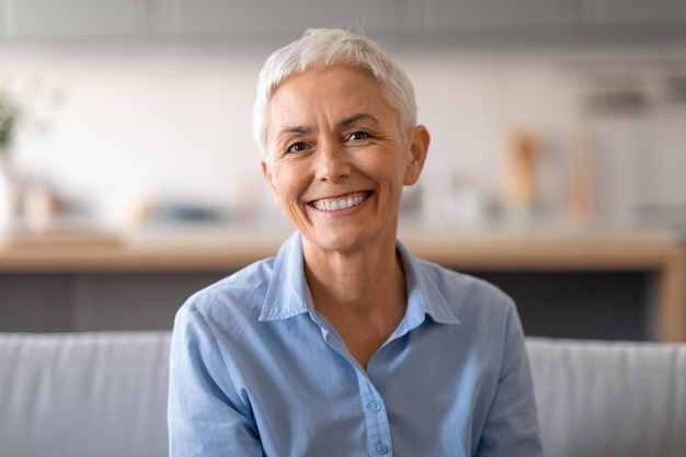 Portrait d'une belle femme âgée aux cheveux gris courts à l'intérieur