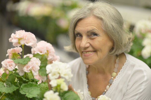 Portrait de belle femme âgée dans le jardin d'été