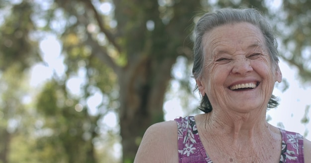 Photo portrait de belle femme âgée dans le parc d'été souriant.