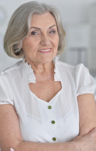 Portrait d'une belle femme âgée heureuse agrandi