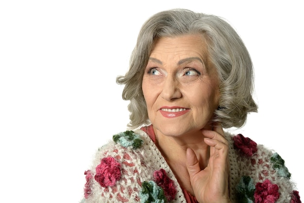 Portrait d'une belle femme âgée heureuse sur fond blanc